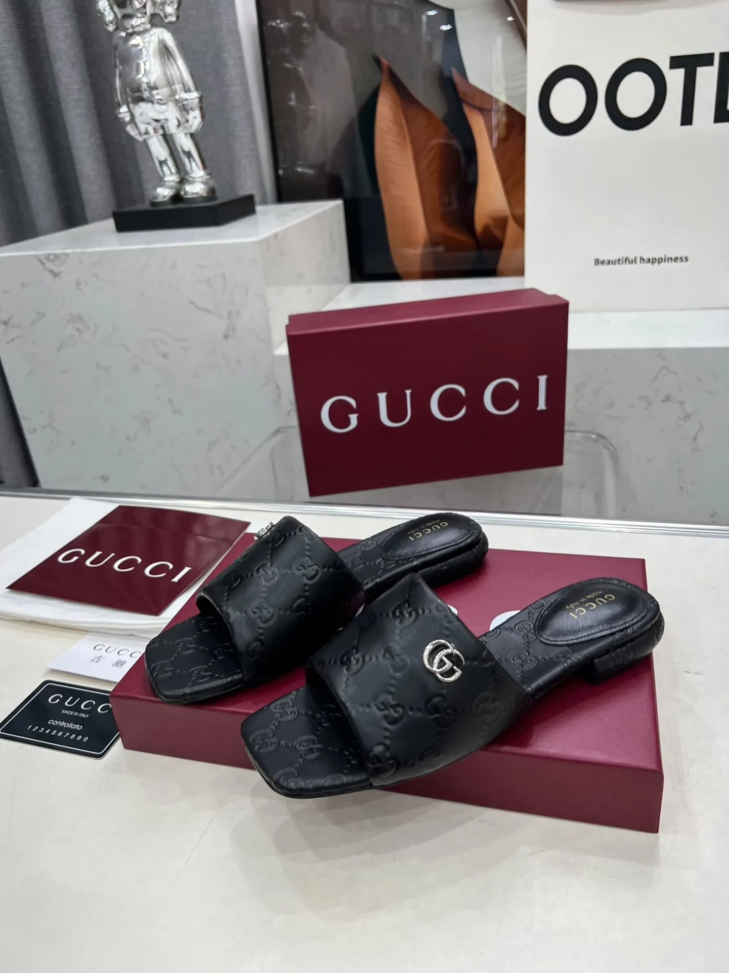 👟👟Ex-factory price 440👟👟 Gucci Double G slippers, fashionable, high-end and full of personality✅ Very stable, comfortable and durable for daily use, convenient and unique for daily matching, a must-have classic for summer, the upper is made of GUCCI 3D embossed, genuine leather outsole Fabric: cowhide Lining/foot pad: sheepskin Color: black, white, brown, burgundy Code number: 35-42 (41 and 42 need to be customized) Packaging: Comes with cloth bag and card.